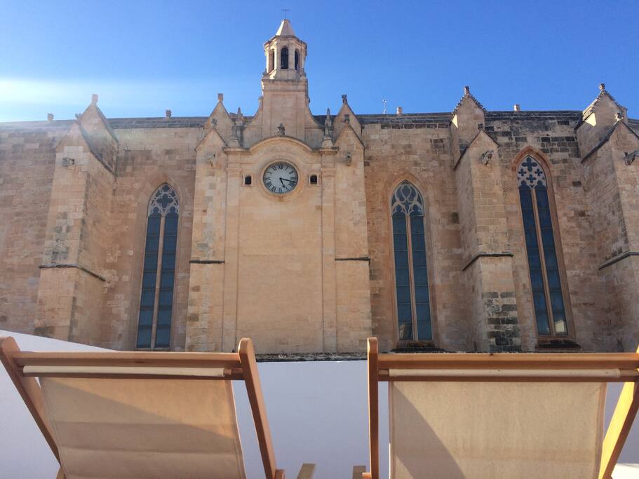 Azotea privada de 35 m2 muy soleada y con unas vistas privilegiadas a la Catedral de Menorca