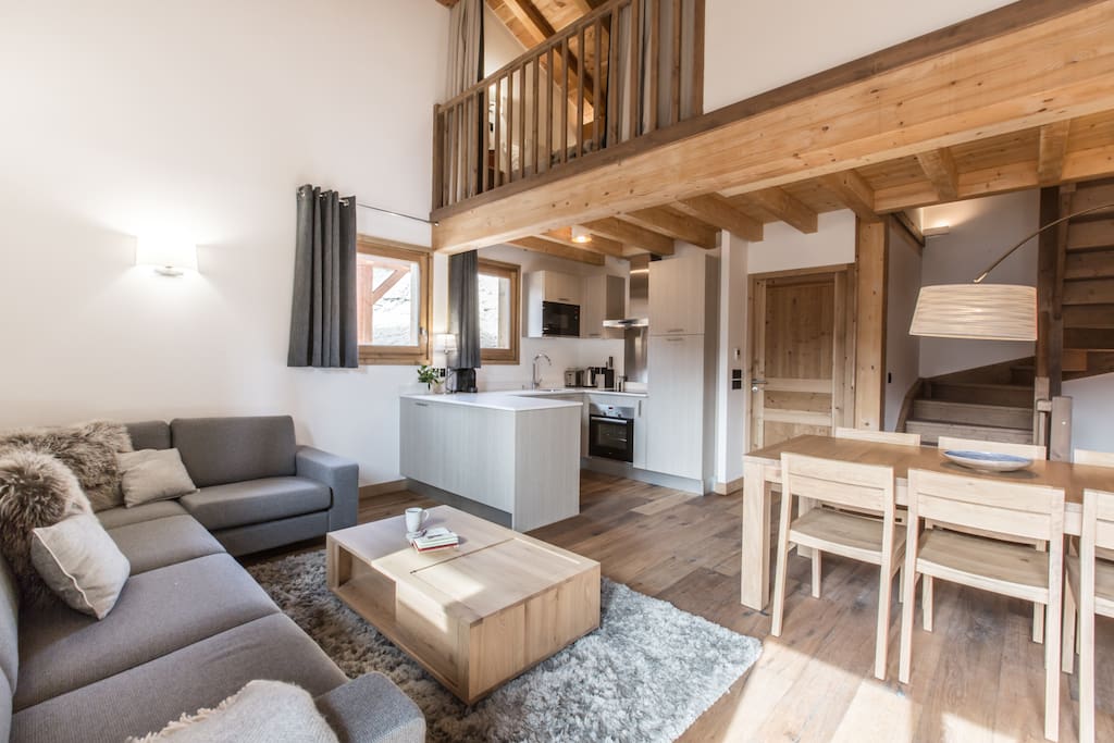 Grand salon ouvert avec accès au balcon