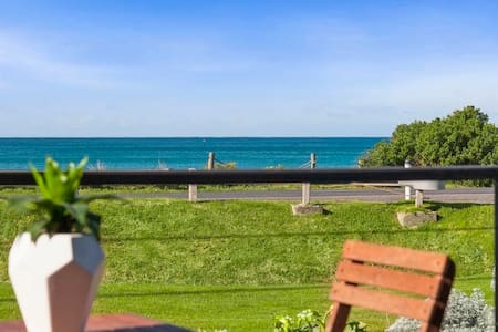 Opposite the beach, Ocean views - Central location