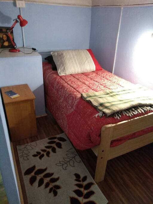 cómoda habitación, especial para estadías largas, conexiones eléctricas y w-ifi.