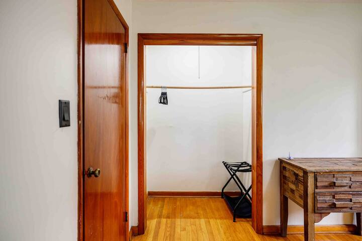 ארונות גדולים עם קולבים בכל ארון.