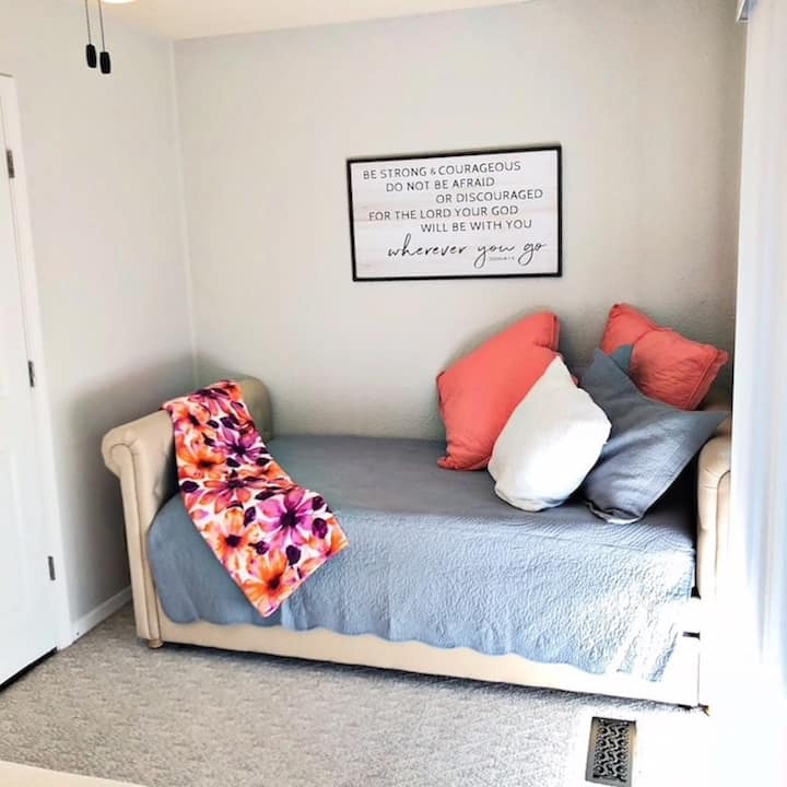 后卧室有一张单人床