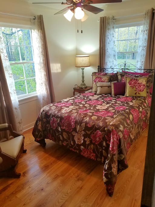 2 bdrms...1 queen/1 full. New mattresses.
1 full/1 queen bed.