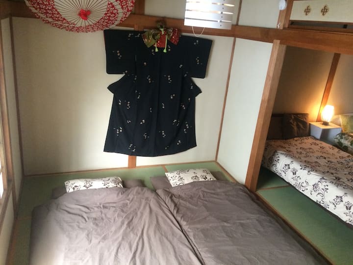 Room 2: 2 single futons
