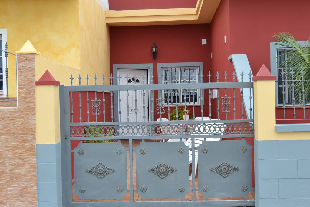 Entrada independiente de la casa.
