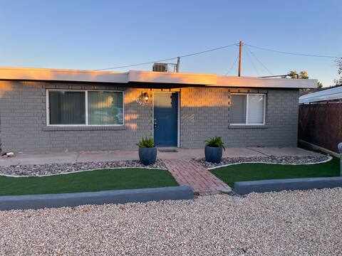 ⭐️⭐️ La Casita -east off North Loop