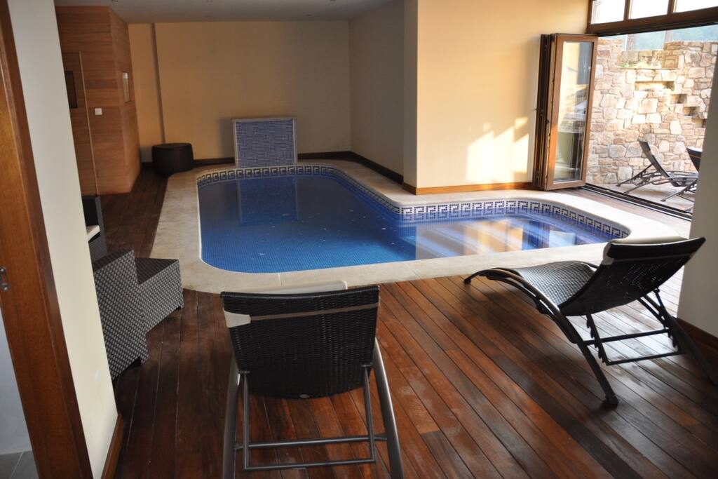 Piscina Climatizada con cascada de Agua y Sauna