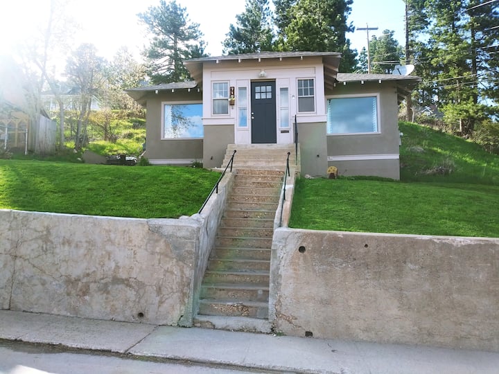 Cute mountain bungalow with amazing views of Lead Cabins for Rent in