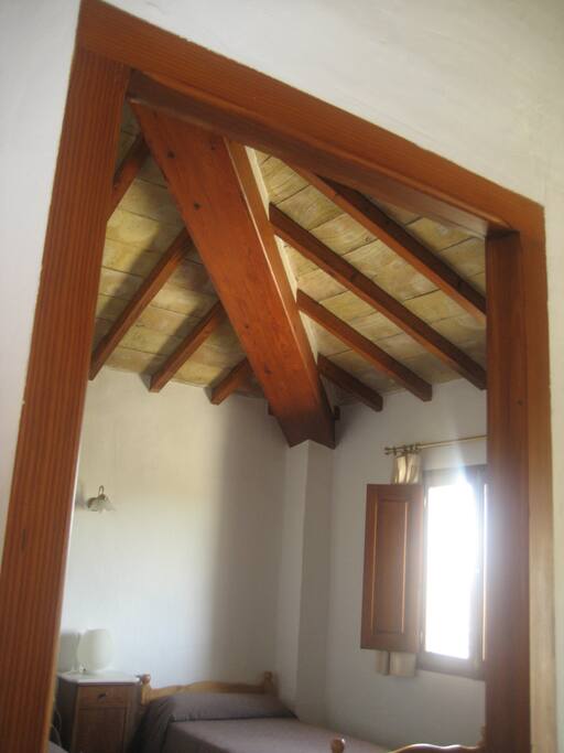 Detalle del techo con vigas de madera