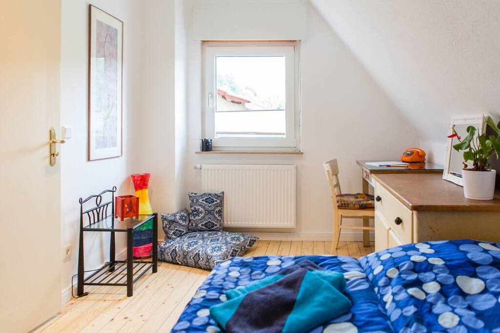 Dein Zimmer vom Bett aus gesehen