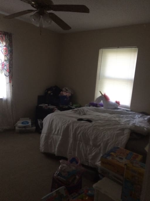 2nd BR-Queen bed