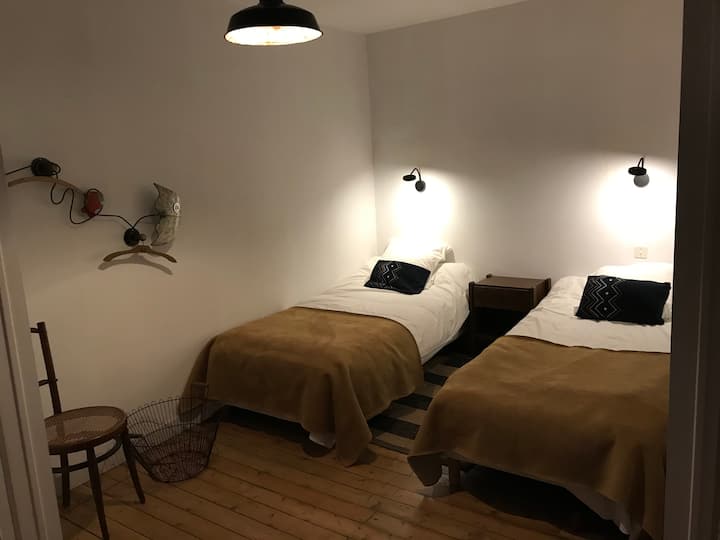 Dhoma gjumi2: 2 krevate tek