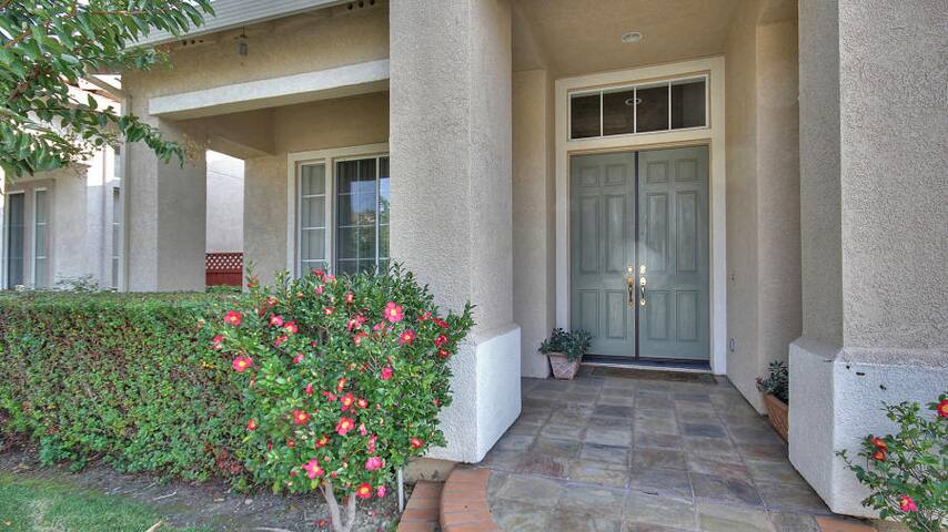 Large Gorgeous Corporate House In Prime Location gallery image 2