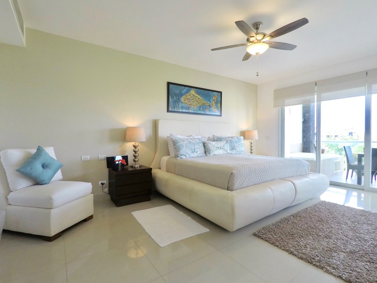 Главна спалня с голямо двойно легло, плъзгаща се двойна стъклена стена от врати, уединение и тъмни щори.  Разположен в непосредствена близост до балкона - джакузи