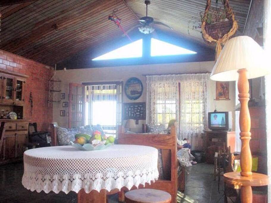 sala de estar com tv