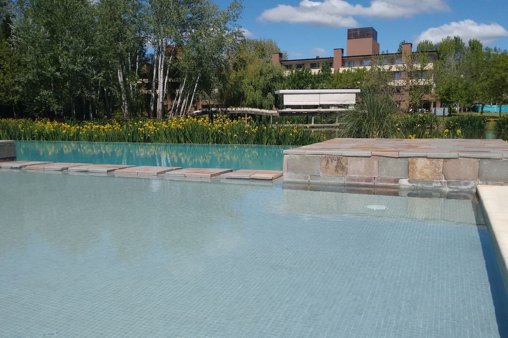 Piscina con solarium