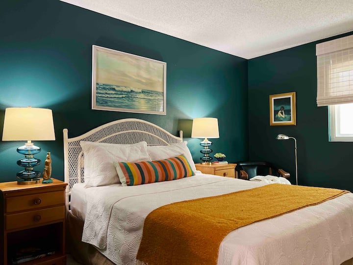 Cama queen en este dormitorio que tiene acceso directo a la playa justo afuera de su puerta.
