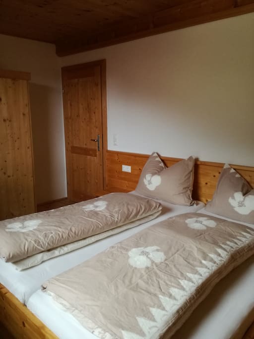 Schlafzimmer mit Doppelbett