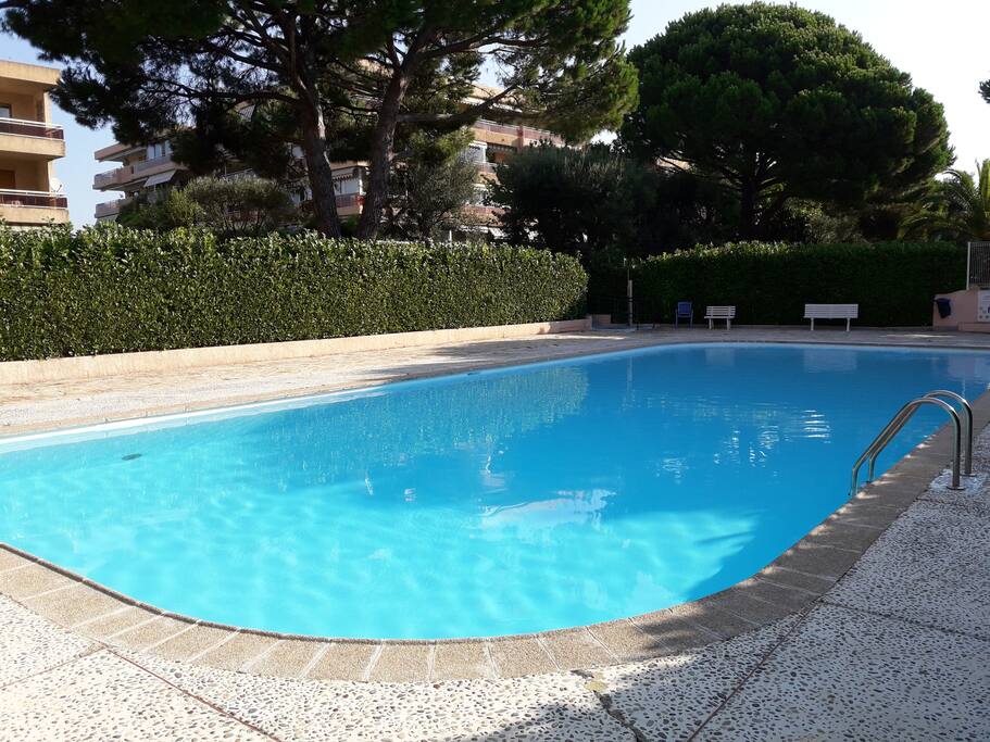 Piscine dans la résidence (19m x 9m)