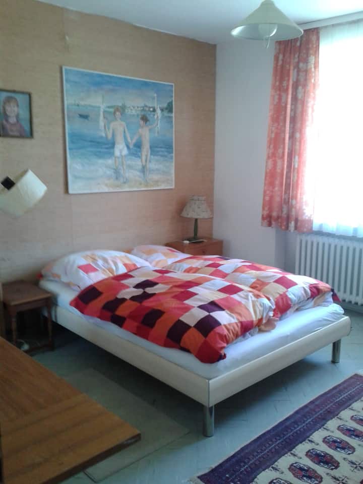 3. Chumba chenye jua sana chenye kitanda cha watu wawili.