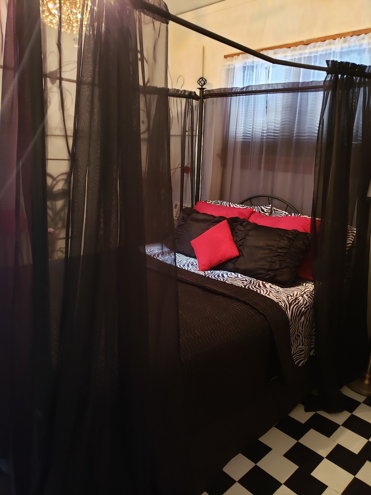 Het thema voor deze slaapkamer staat bekend als de zwart-witte kamer. De kamer heeft een queensize bed met aan elke kant twee nachtkastjes. Een flatscreen-tv die aan de muur is gemonteerd. Een studiebureau met stoel. Geweldige kamer om te ontspannen !