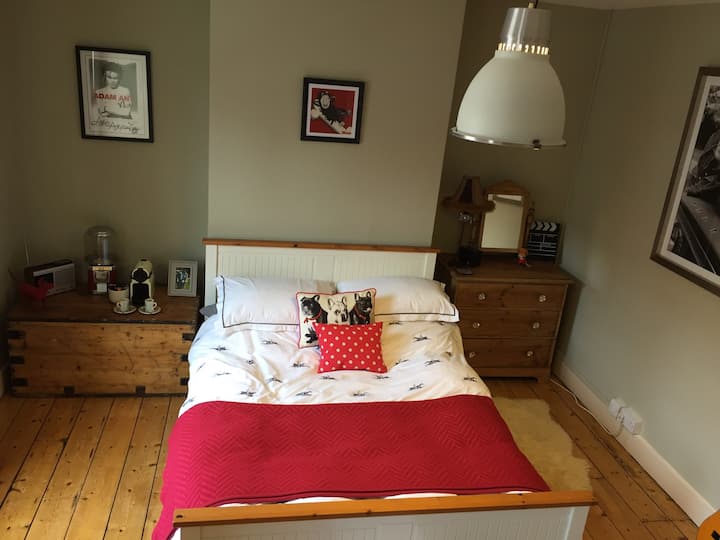Spacious room in Victorian Cottage