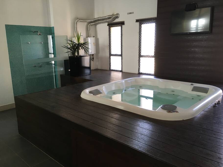 Jacuzzi aquecida e sauna, no mesmo andar da piscina.