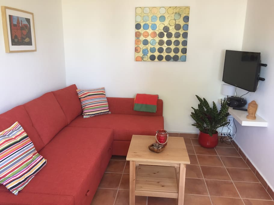 Gemütliches Wohnzimmer mit bequemer Schlafcouch und TV, Radio/CD Spieler. DVD Player wird bei Bedarf zur Verfügung gestellt.