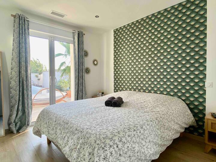 Მთავარი ფლიგელი 1 - საძინებელი 1 საგარდერობო ოთახითა და საშხაპე ოთახით (ორადგილიანი ვანა-ტუალეტი და 180 სმ საშხაპე ლანგარი) /აუზისპირა ტერასაზე შესასვლელით