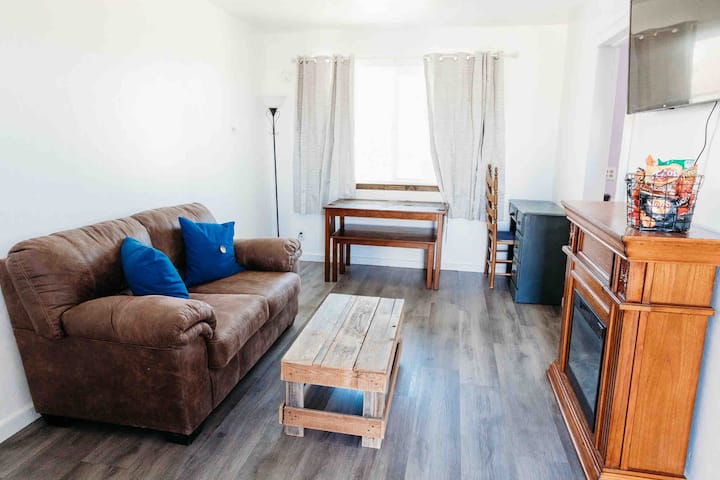 Charming Cottage - King Bed, 1 Twin, 1 Bath - Lucerne Valley, CA