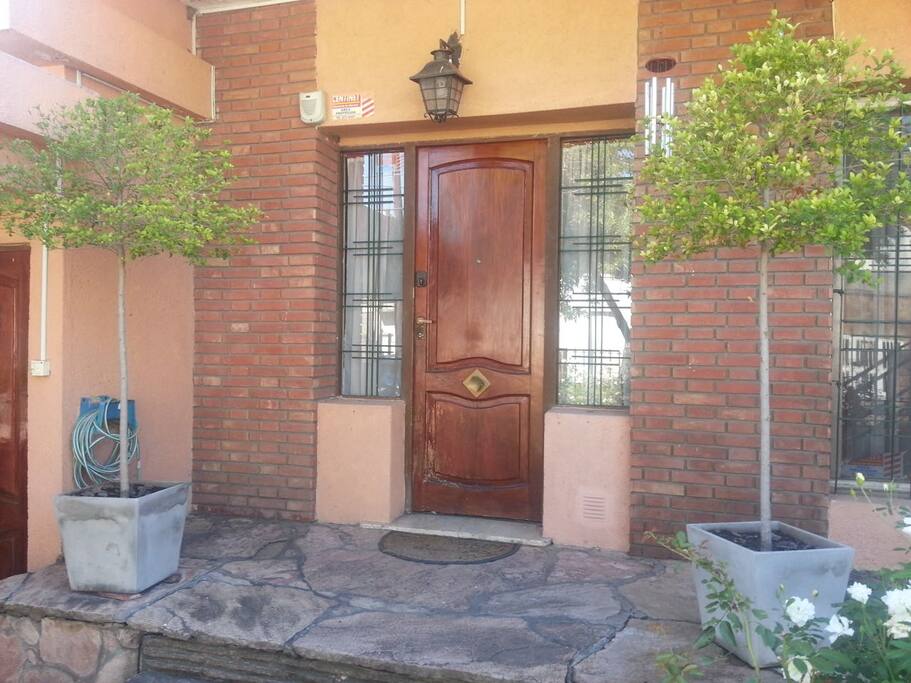 frente de la casa, llena de rosas