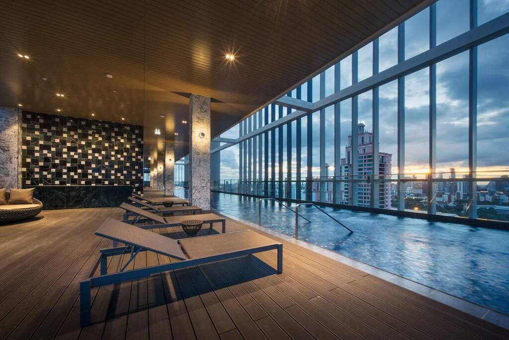 Swimming Pool on 50th floor 50樓游泳池