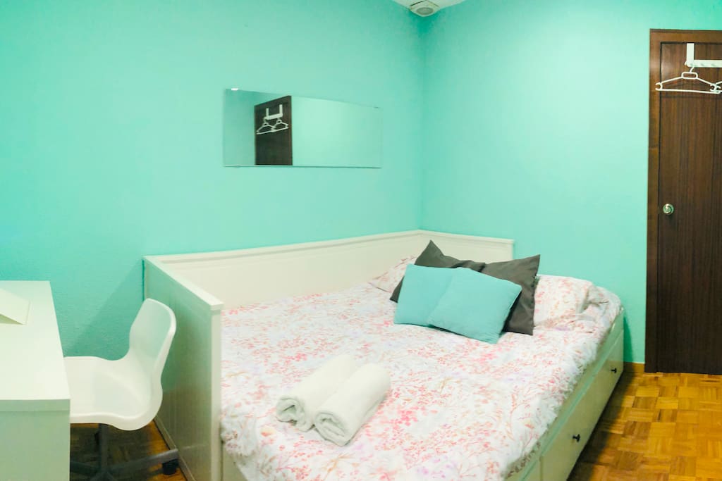 +* Amplia cama con espacio para almacenaje*+