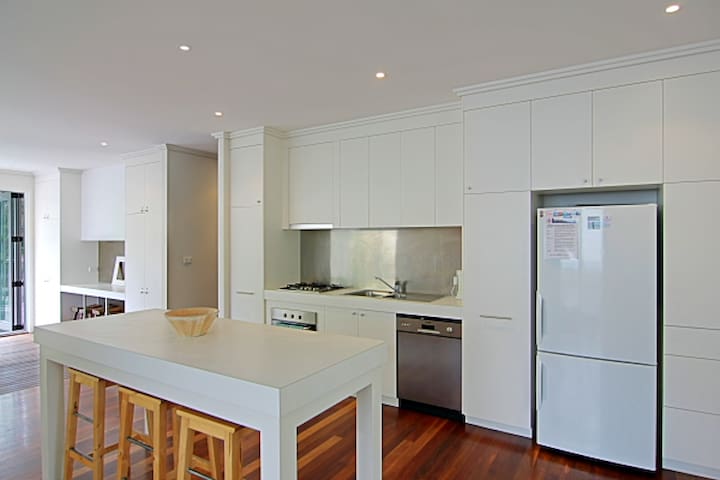 Byron Bay Accom – Lantana – 77 Butler St gallery image 3