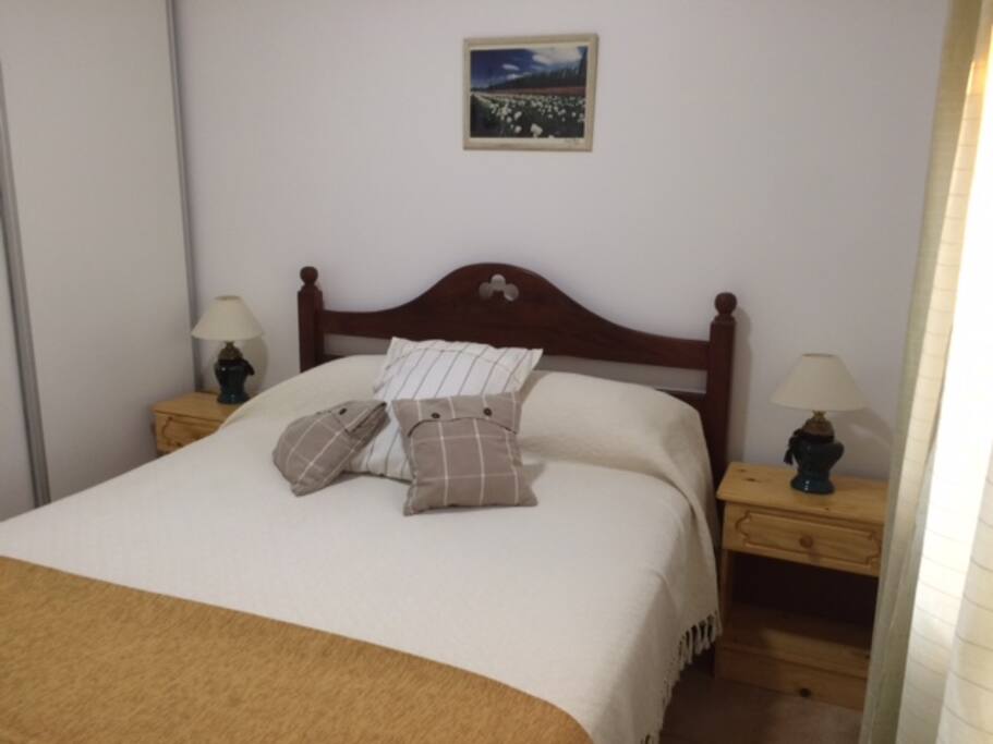 Dormitorio con cama matrimonial