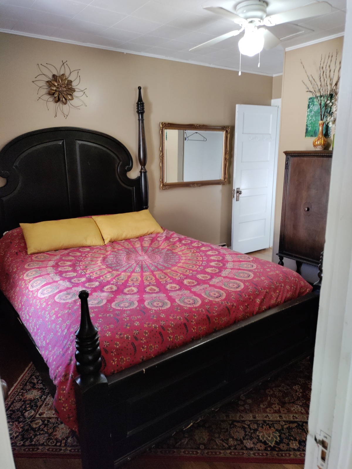 Chumba cha kulala cha Master kilicho na kitanda cha malkia