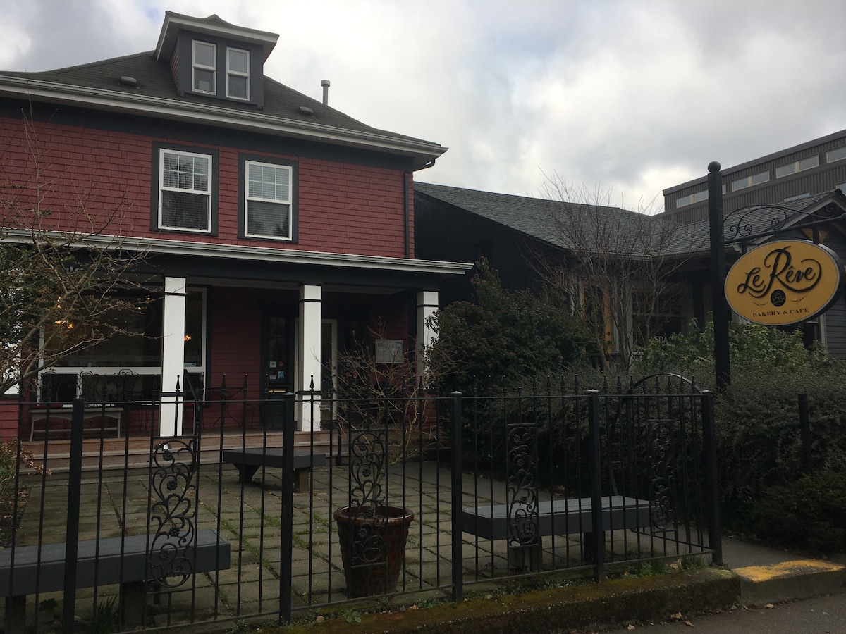 Private Queen Anne Studio
