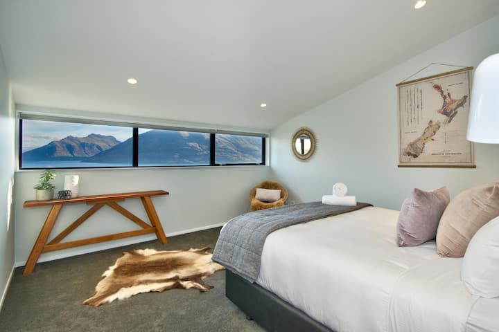 带套房的主卧室。  躺在床上欣赏美景