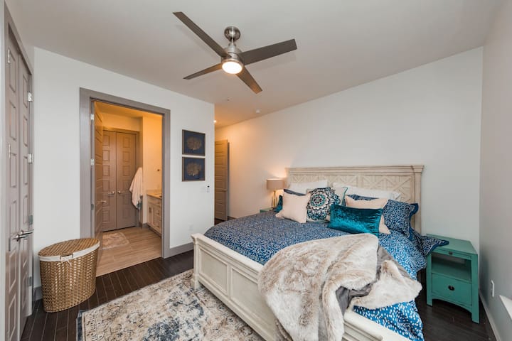 חדר שינה עם מיטת קינג סייז גדולה ונוחה. 

