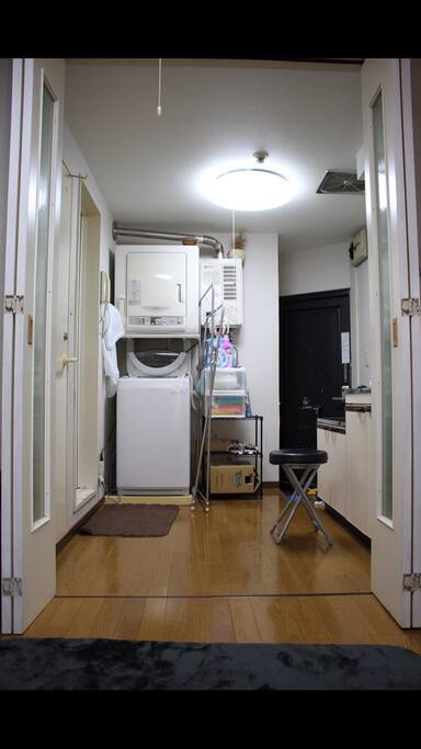 「部屋に入る前、に靴を脱いでスリッパを履いてください」
“Please take off your shoes off before entering the house and use slippers.”