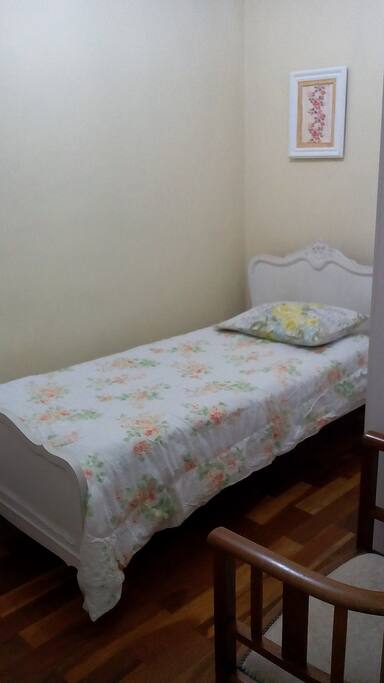 Quarto completo,com guarda roupa 4 portas, agradável e limpo.