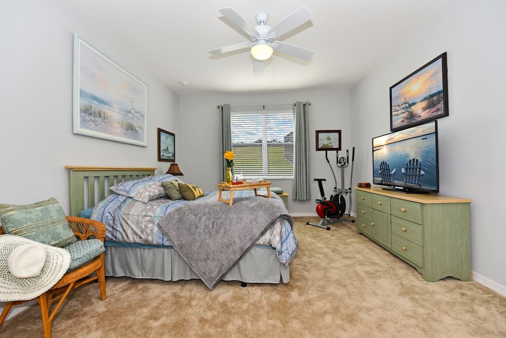 Beach Master Suite w/private bathroom