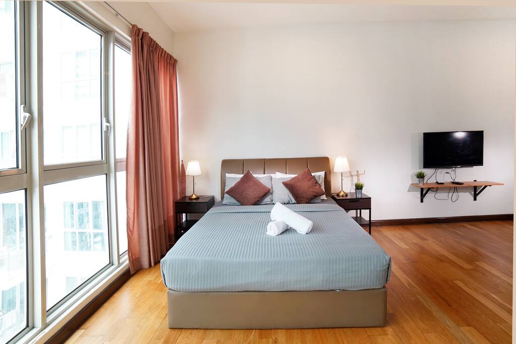 Cozy mattress and pillow for a good night rest. 舒适的床褥及枕头,让您一夜好眠