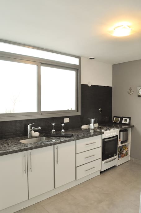Cocina equipada con salida a patio privado