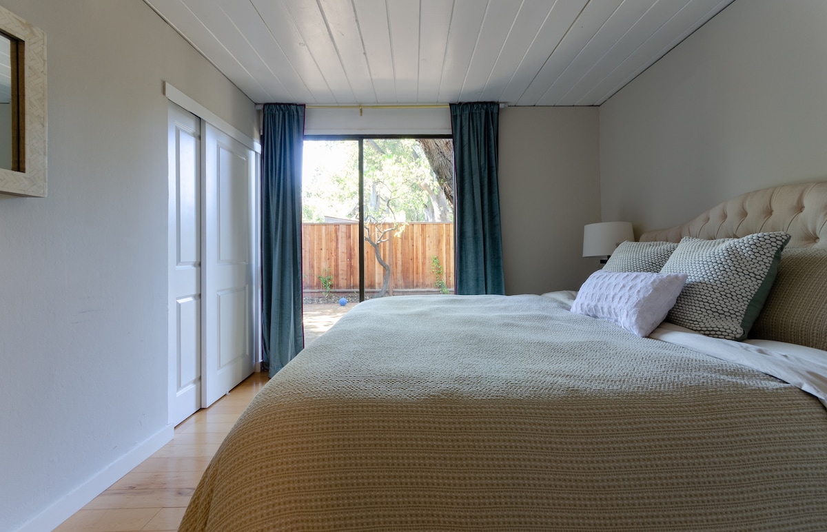 Četvrta spavaća soba nalazi se preko puta kuće s bračnim krevetom (s novim madracem) i dva noćna ormarića. 