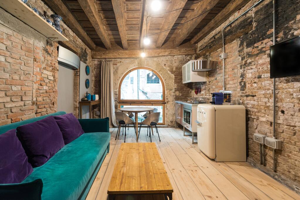 Living room/Kitchen with canal view