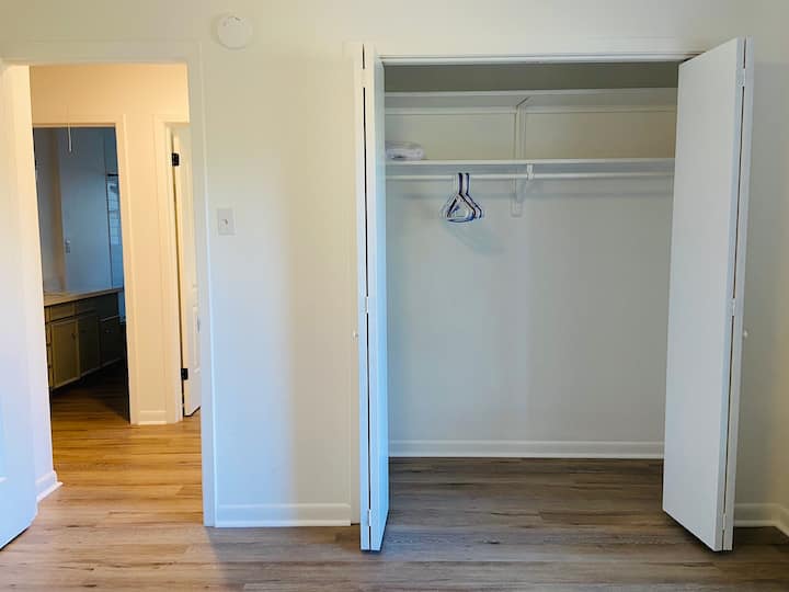 Ყველა ოთახს აქვს ფართო კარადა