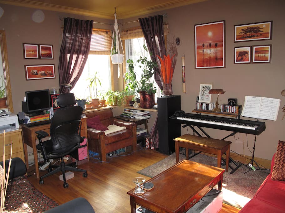 Salon (bureau)... une télé remplace maintenant le piano!