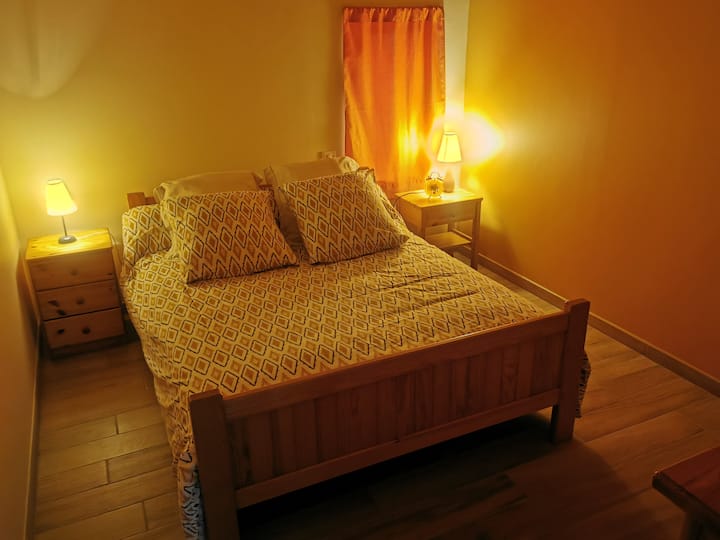 Habitación naranja cama doble