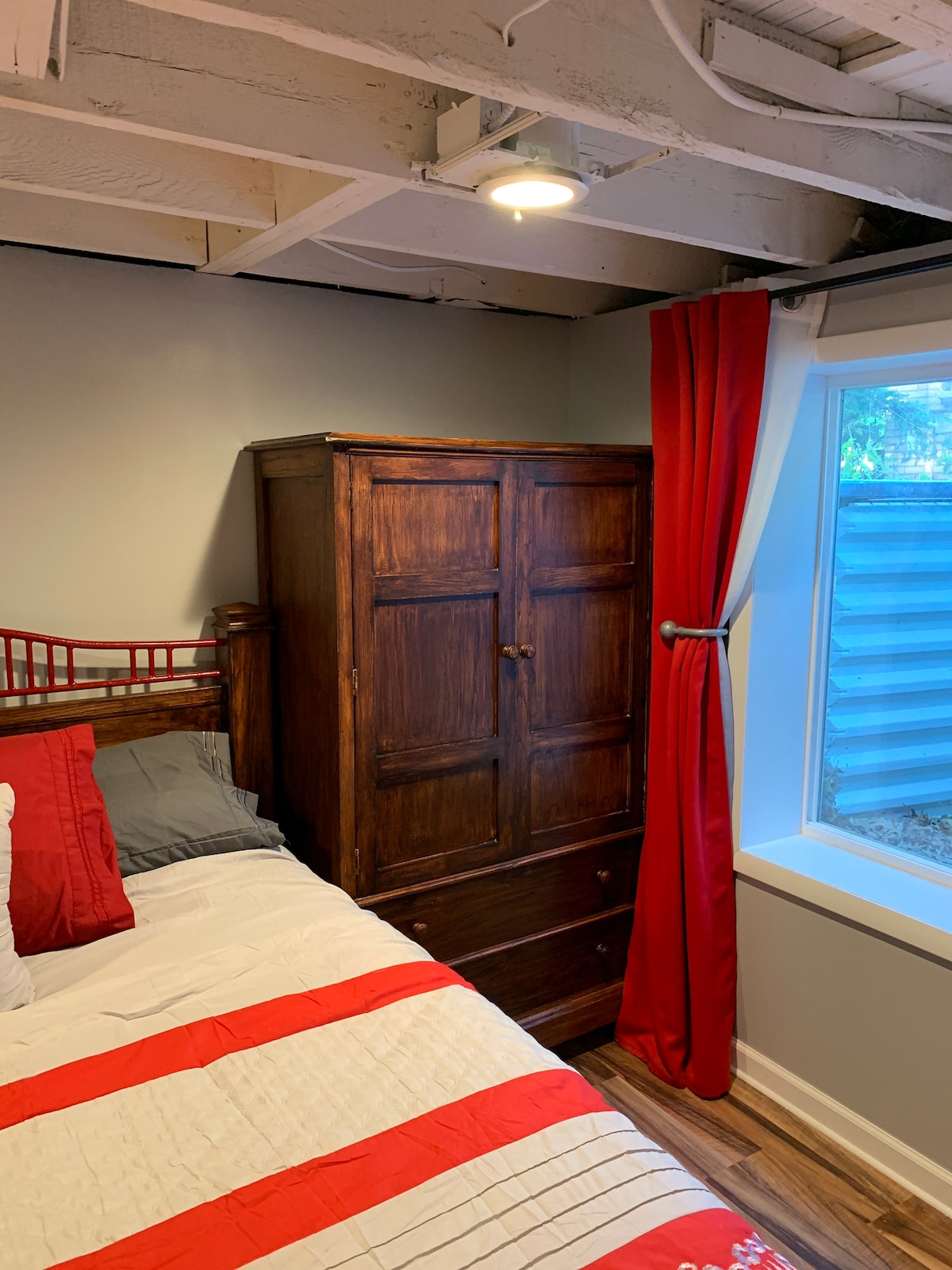 ตู้เสื้อผ้าตกแต่งใหม่พร้อมตู้เสื้อผ้าแบบแขวนและพื้นที่ลิ้นชัก 